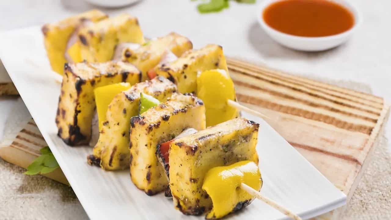Slurrp Exclusive: Chef Kailash Shares An Easy Ajwaini Paneer Tikka Recipe For Lunch 