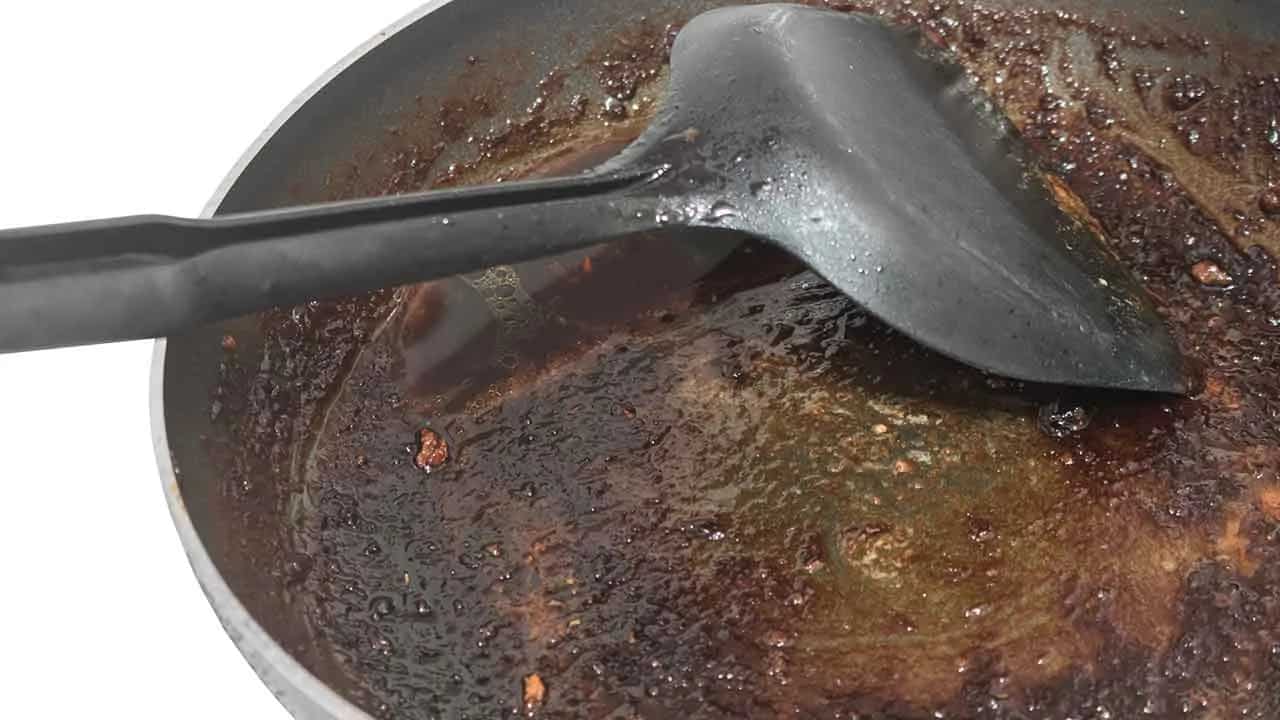 5Minute Kitchen Hacks To Clean A Frying Pan