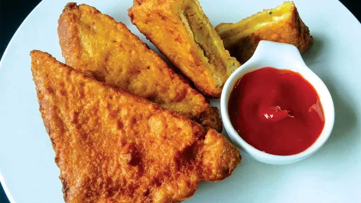 A Delicious Bread Pakora Recipe For Your Greasy Monsoon Cravings