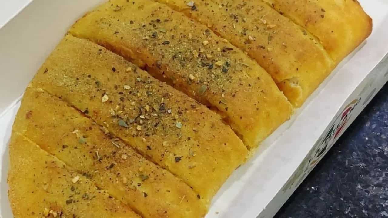 How To Make RestaurantStyle Garlic Breadsticks? Ace It With These 4 Pro Tips