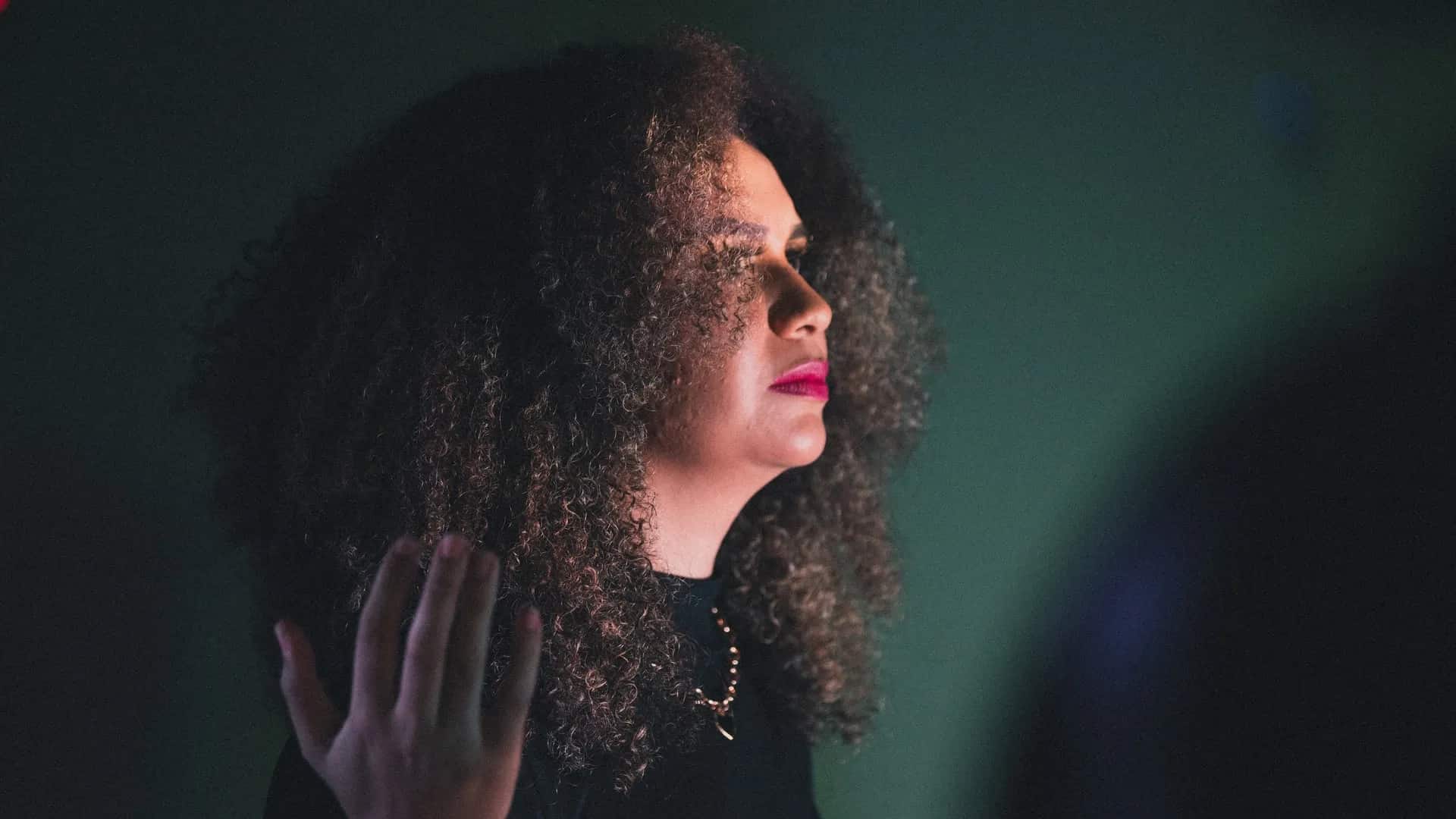 This Monsoon, Get Rid Of Frizzy Hair With These 4 Natural Home Remedies