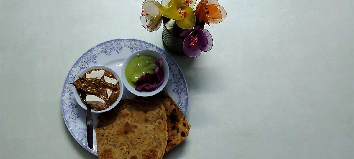 Paneer butter masala with missi roti