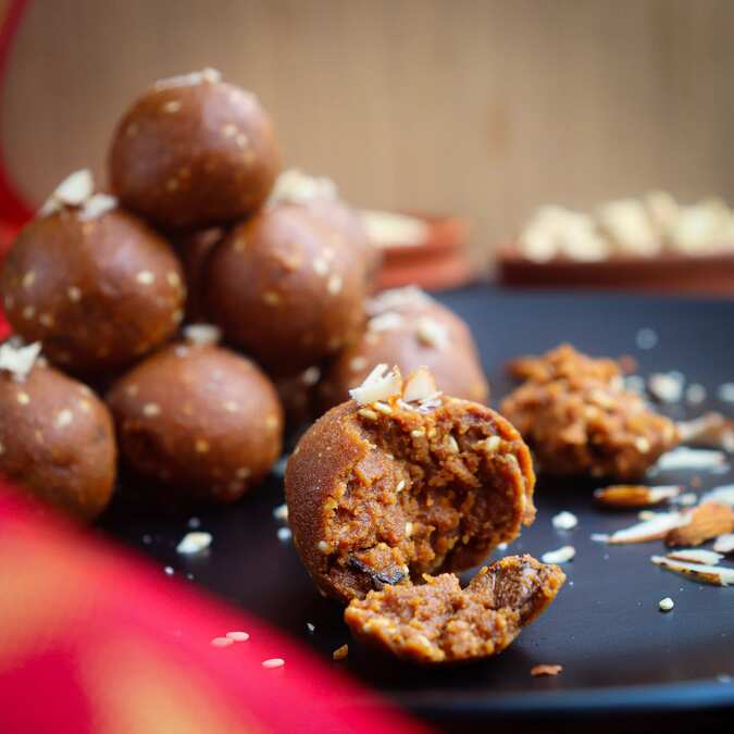 Gud wale besan laddu