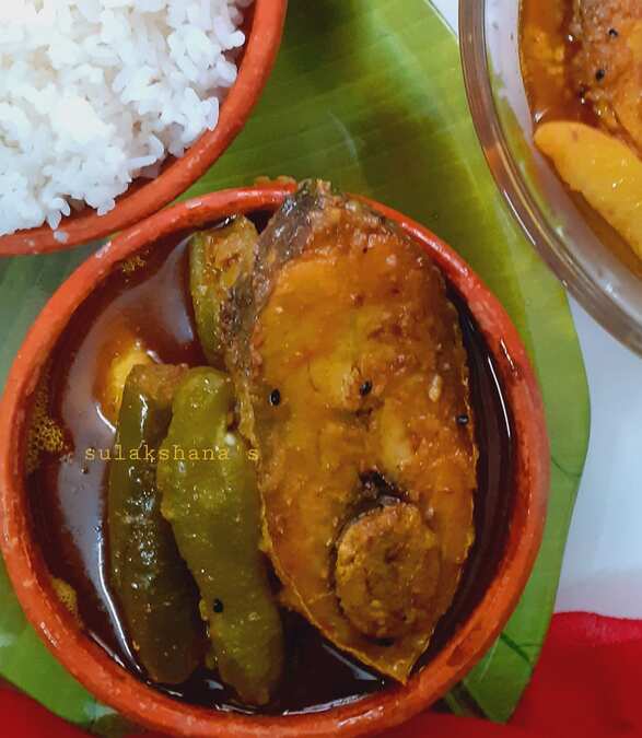 Illish macher jhol Aloo Jhinge Diye