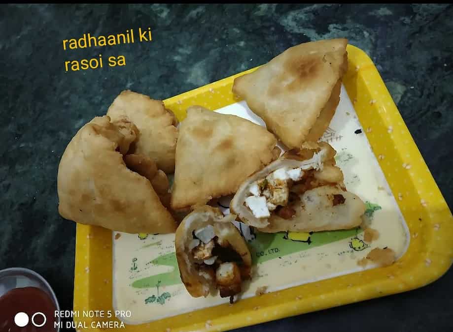 Paneer stuffed samosa