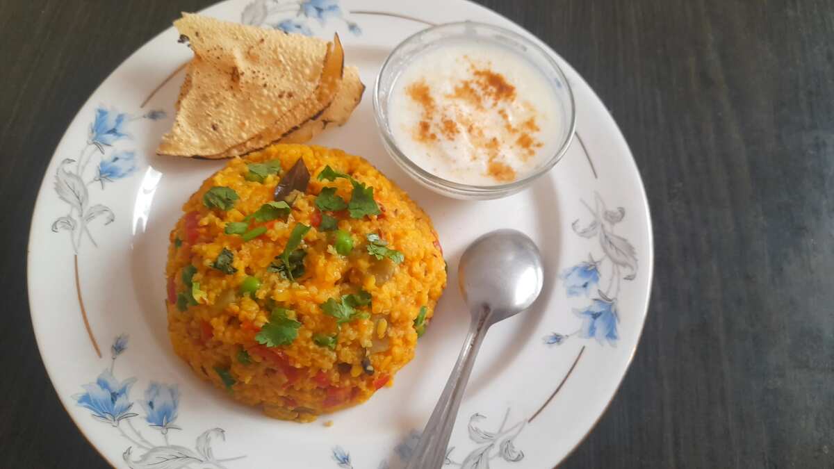 Vegetable daliya kichdi