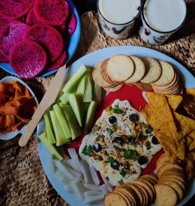 Gluten free classic hunmmus platter