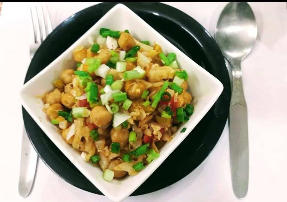 Kabuli chana salad