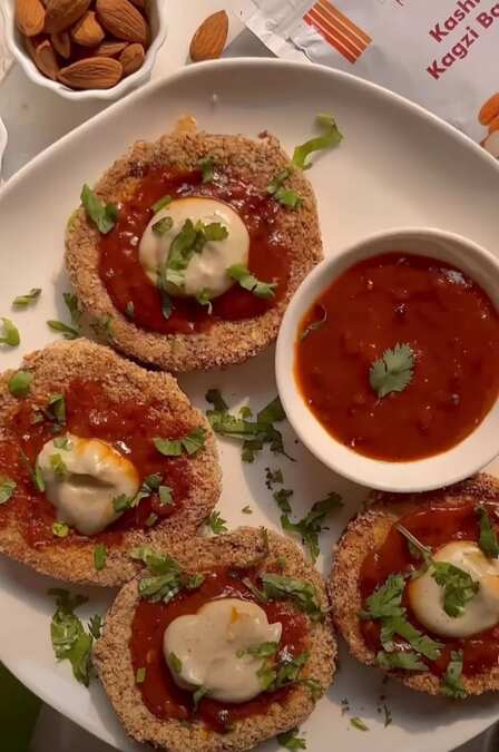 Almond-Crusted Baked Eggplant (eggplant mini pizza)
