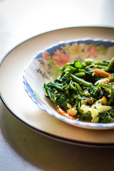 Bottle gourd leaves with crispy fried fish