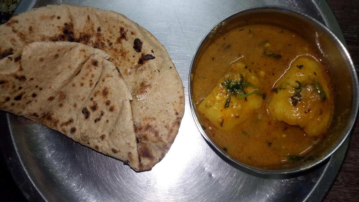 Bharwa dam aalu with roti