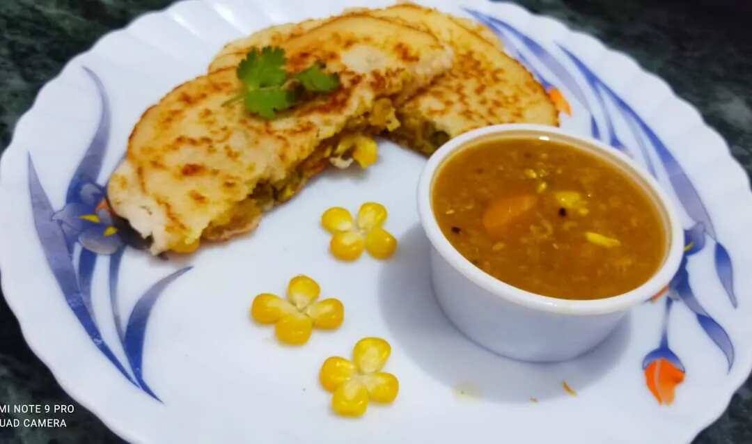 Stuffed cheesey uttapam