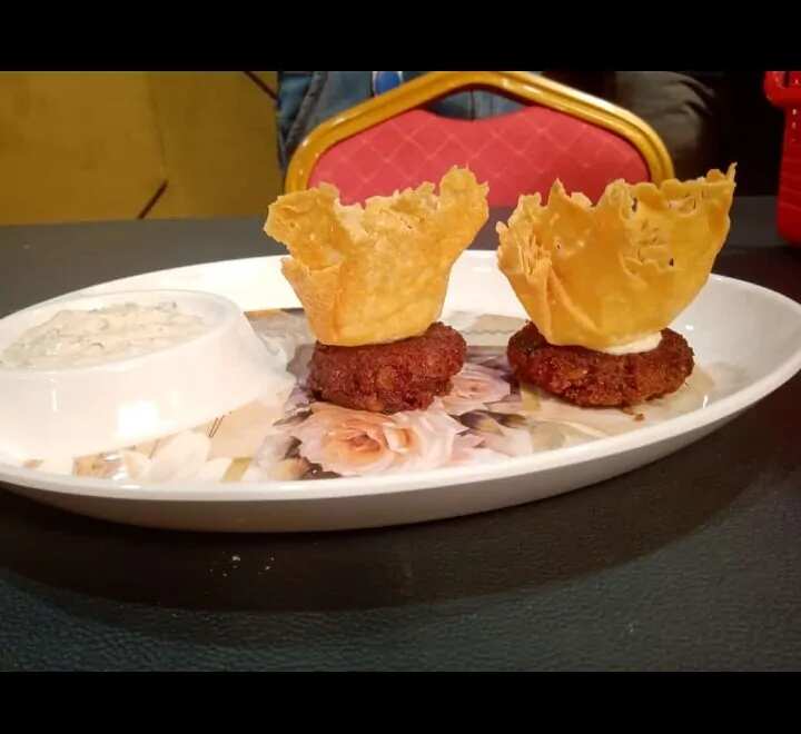 Crunchy aloo tikki with cheesy crown
