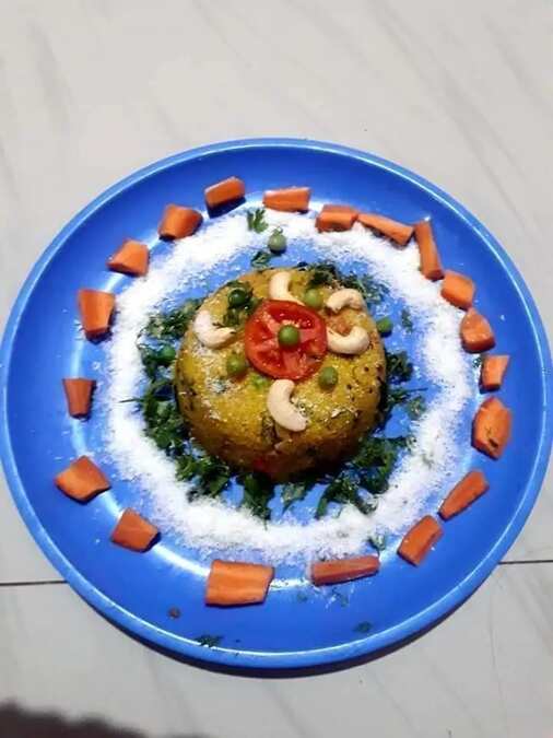 Tomato and cashew upma 