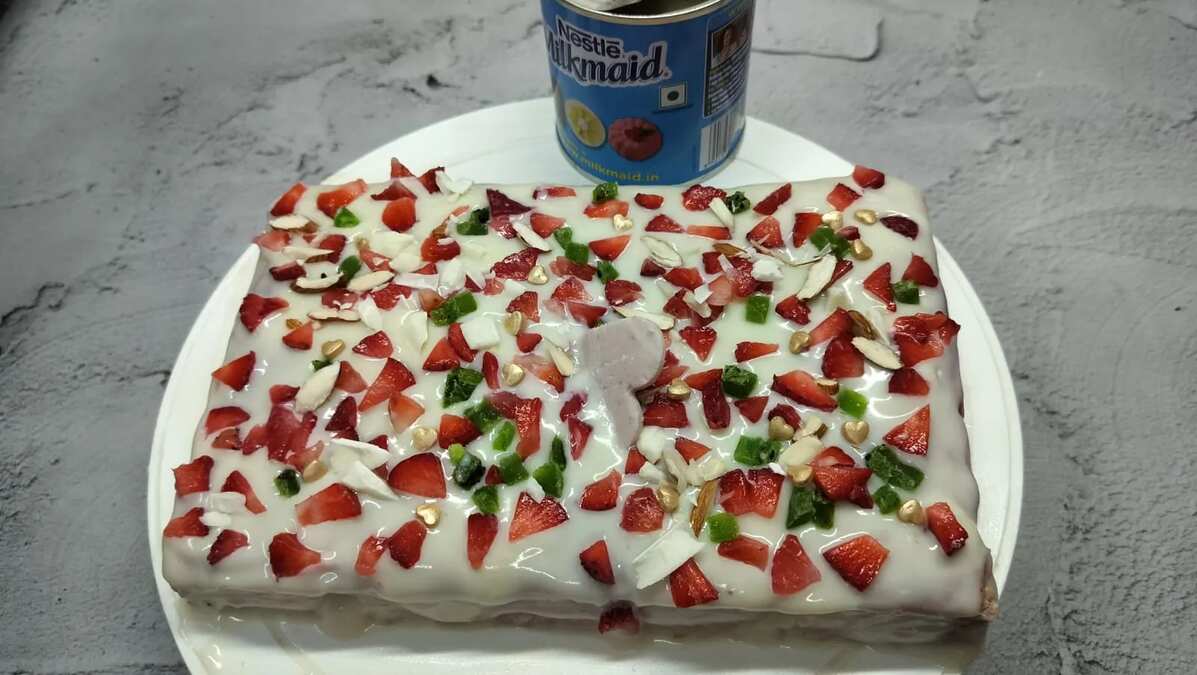 टी टाइम स्ट्रॉबेरी केक