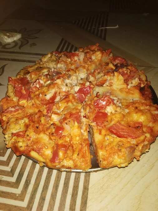 Egg bhurji tomato pizza