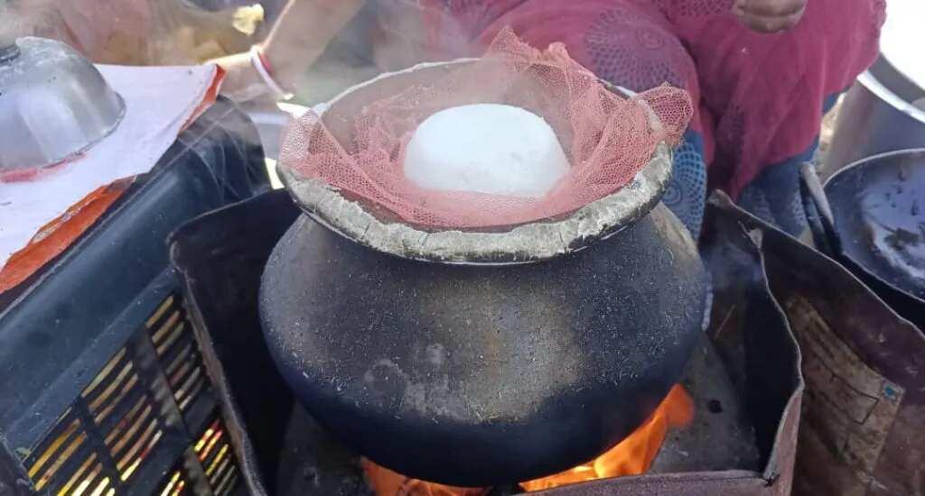 Steamed cake with lentil and rice .