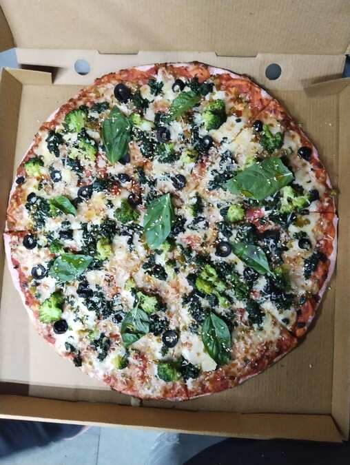 Thin crust melting pot pizza 