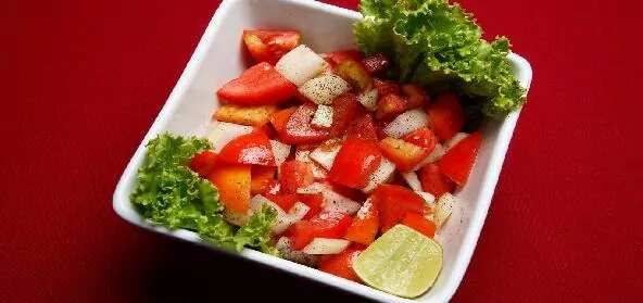 How to make Kaandya Tamatya Chi Koshimbir (onion Tomato Salad) Recipe