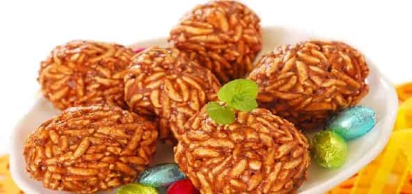 How to make Murir Moa (crunchy Puffed Rice Balls) Recipe