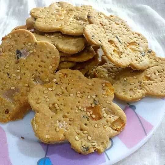How to make Baked Onion Crackers Recipe