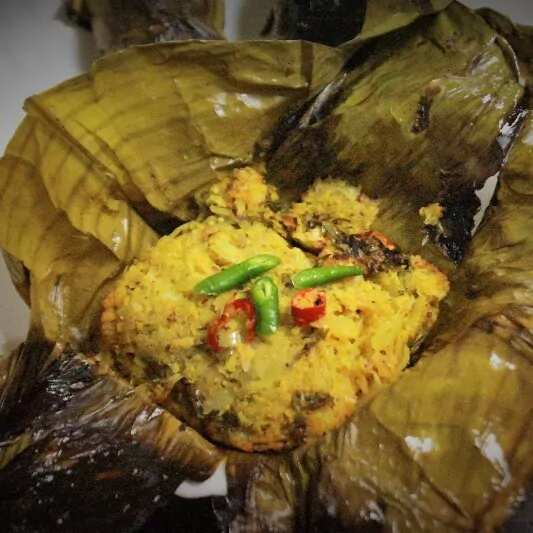 How to make Bandhakopir Paturi (cabbage Cooked In Banana Leaf) Recipe