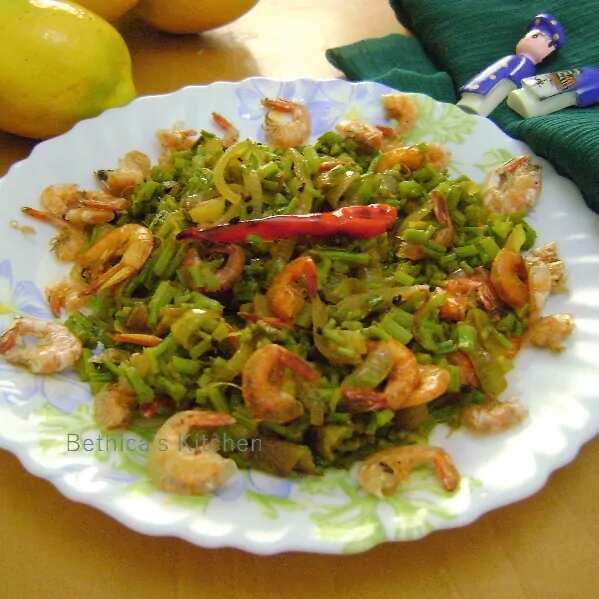 Coriander stems & spinach stems stir fry with prawns Coriander stems & spinach stems stir fry with prawns
