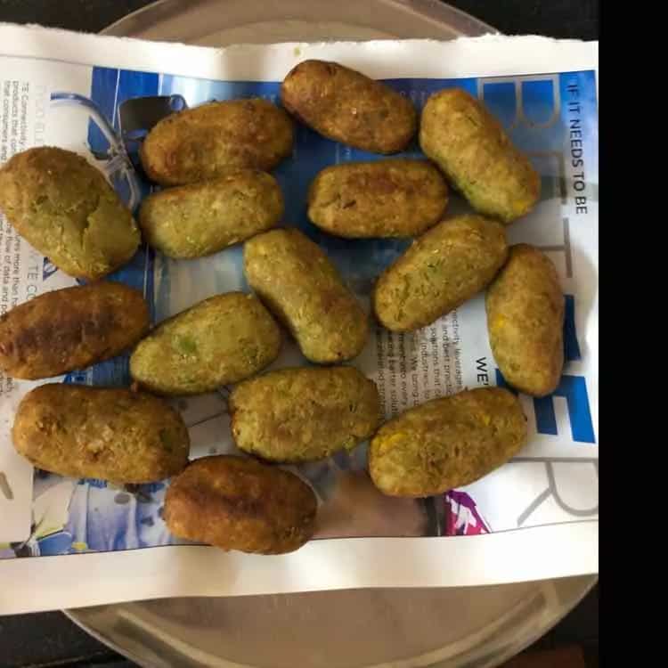 How to make Kache Kele Aur Matar Ke Kebab Recipe