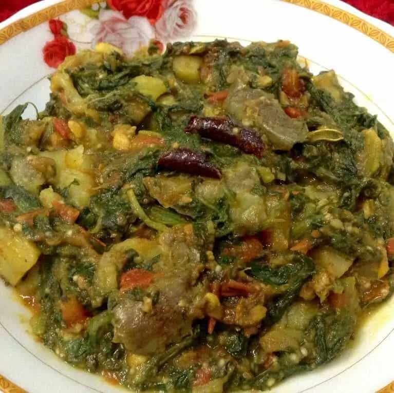 How to make Palak Ka Saag Aloo Aur Baigan Ke Saath Recipe