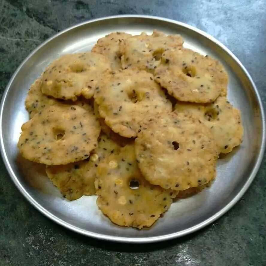 How to make Rice Mathri(thattai) Recipe