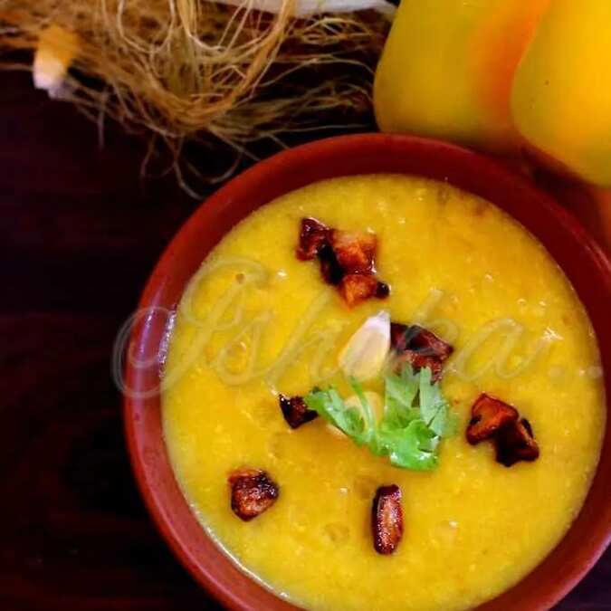 Roasted yellow bell pepper and sweet corn soup