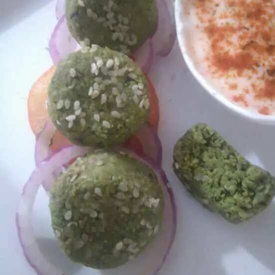 How to make Steamed Peas Tikki With Low Fat Curd Sauce Recipe