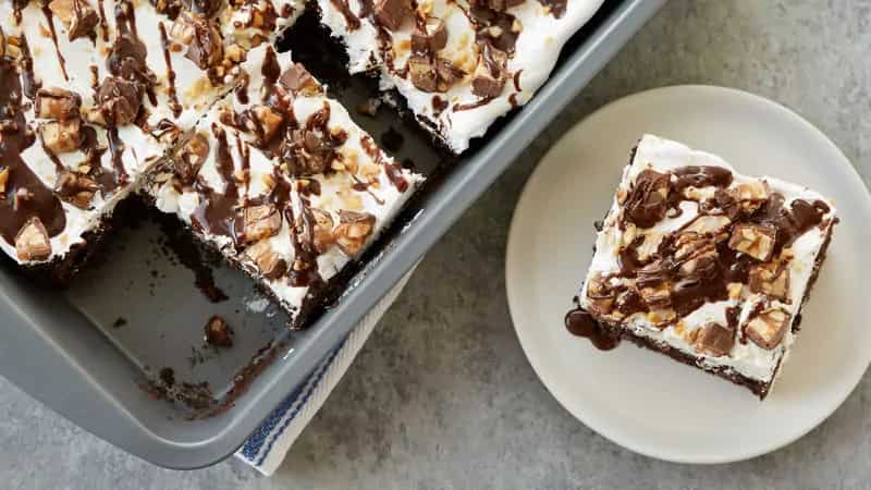 How to make Snickers Candy Bar Dump Cake Recipe