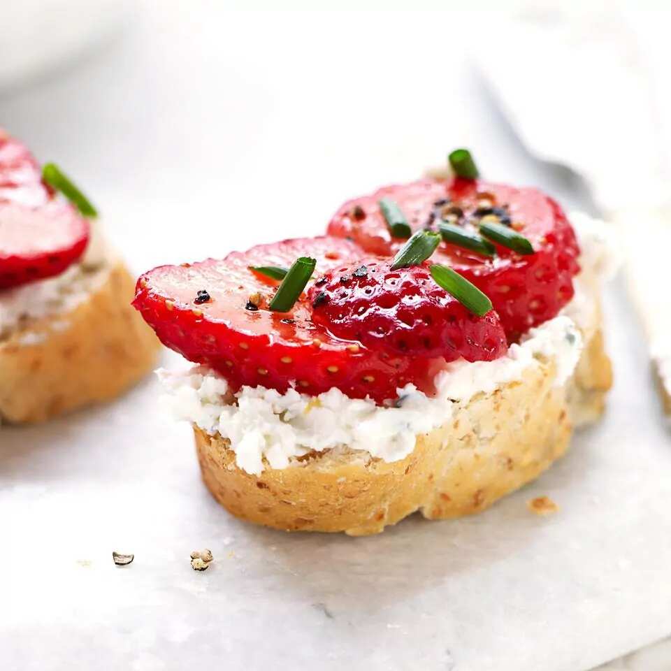 How to make Strawberry & Blue Cheese Bruschetta Recipe