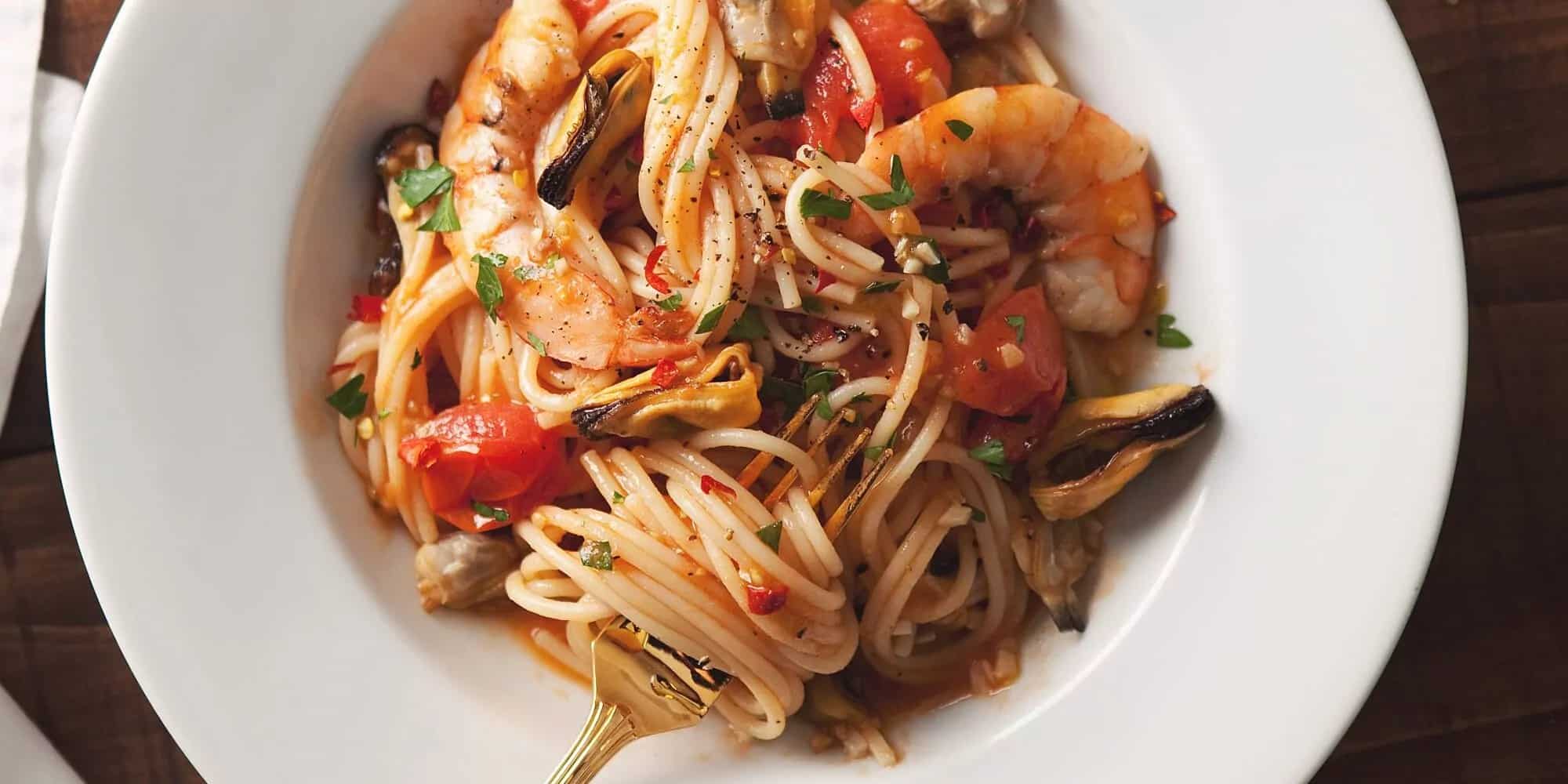 How to make Spaghetti With Mussels, Clams And Shrimp Recipe
