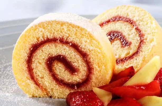 Almond And Raspberry Swiss Roll