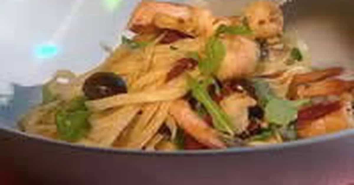 How to make Prawn Tomato And Rocket Pasta Recipe