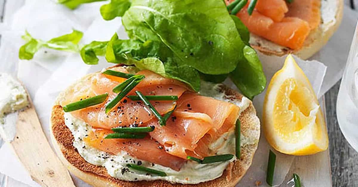 How to make Wholemeal Bagel With Smoked Salmon Recipe