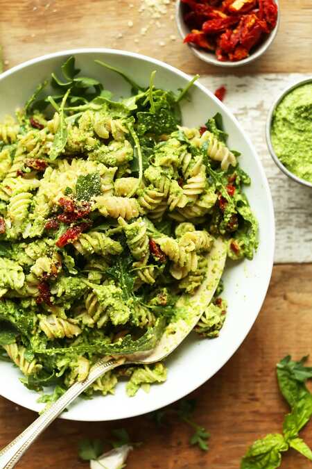 Pea Pesto Pasta With Sun-Dried Tomatoes & Arugula