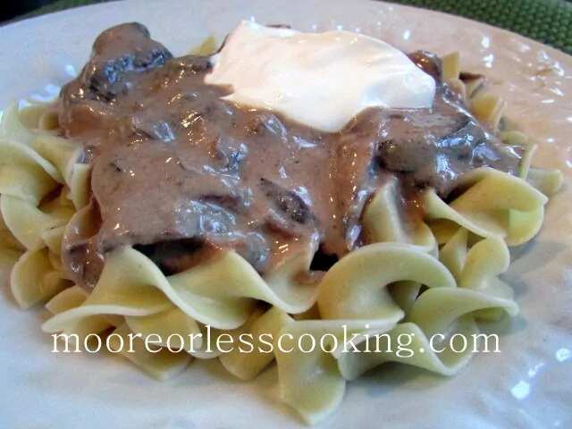 Slow Cooker Sour Cream Beef Stroganoff 