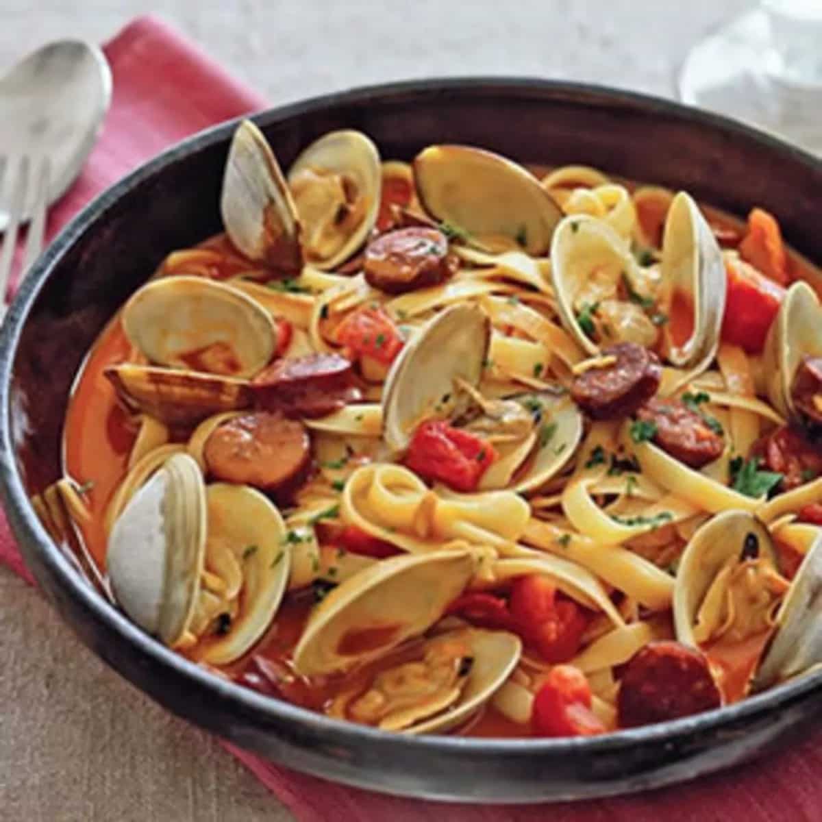 How to make Spicy Fettuccine With Clams Recipe