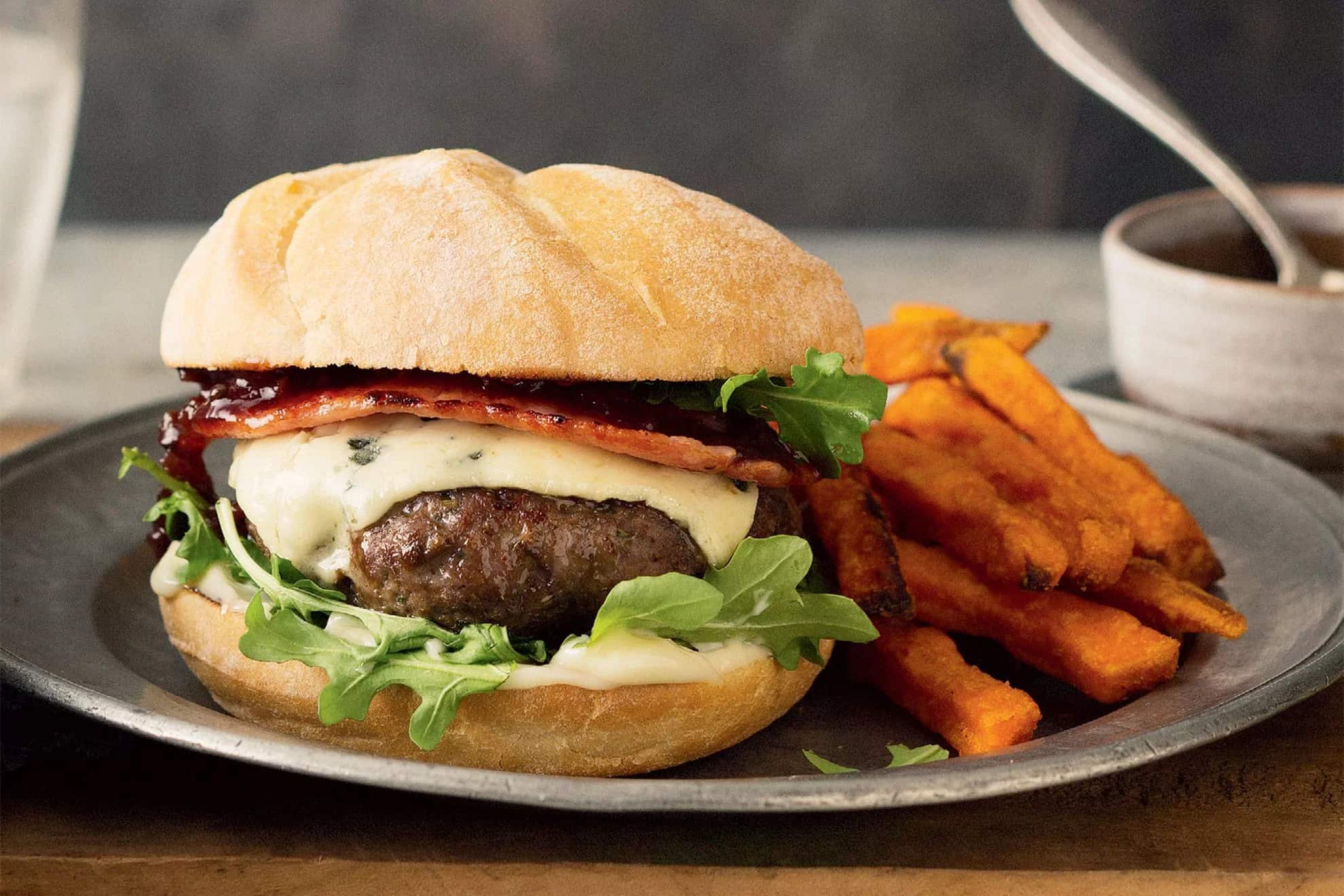 how-to-make-spiced-lamb-burgers-with-blue-cheese-and-bacon-recipe