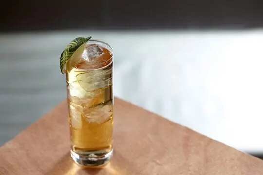 How to make Bulleit Bourbon & Ginger Ale Recipe