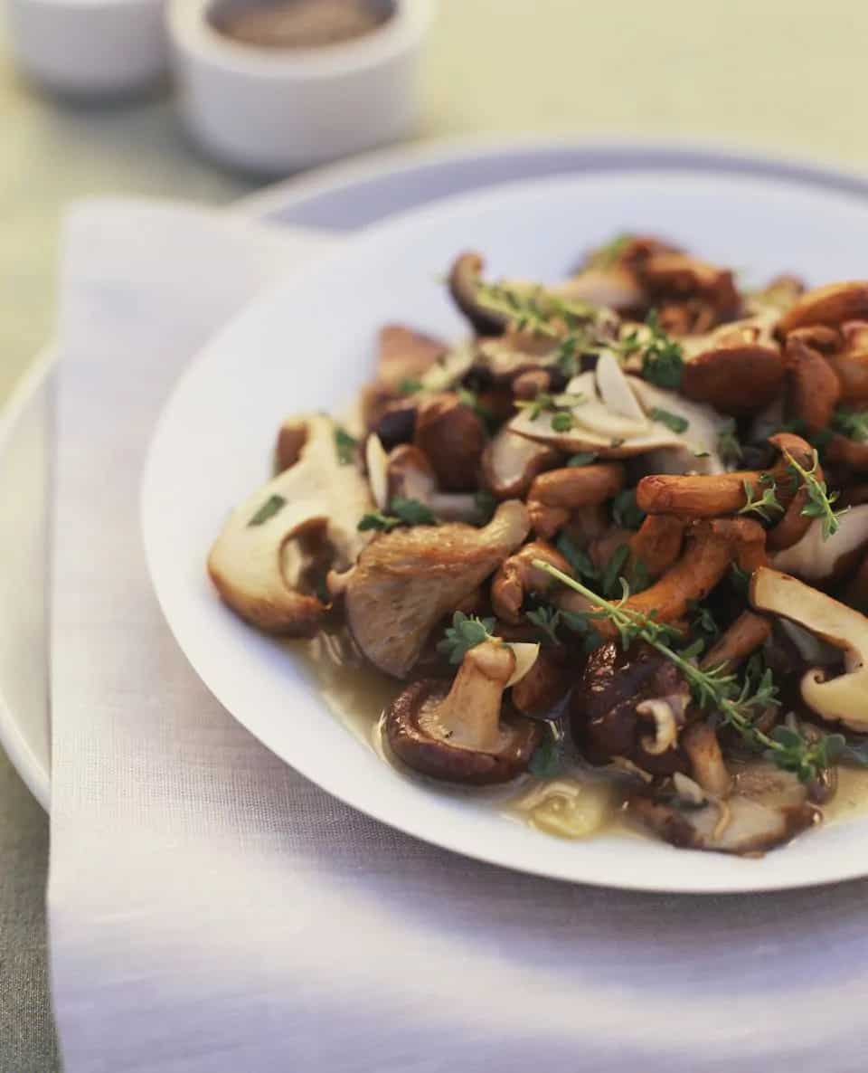 How to make Spanish Mushrooms In White Wine Sauce-champinones En Salsa De Vino Recipe