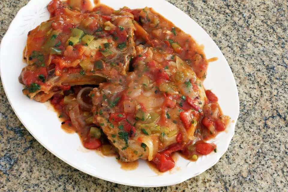 How to make Spicy Shoulder Pork Chops With Tomatoes And Peppers Recipe