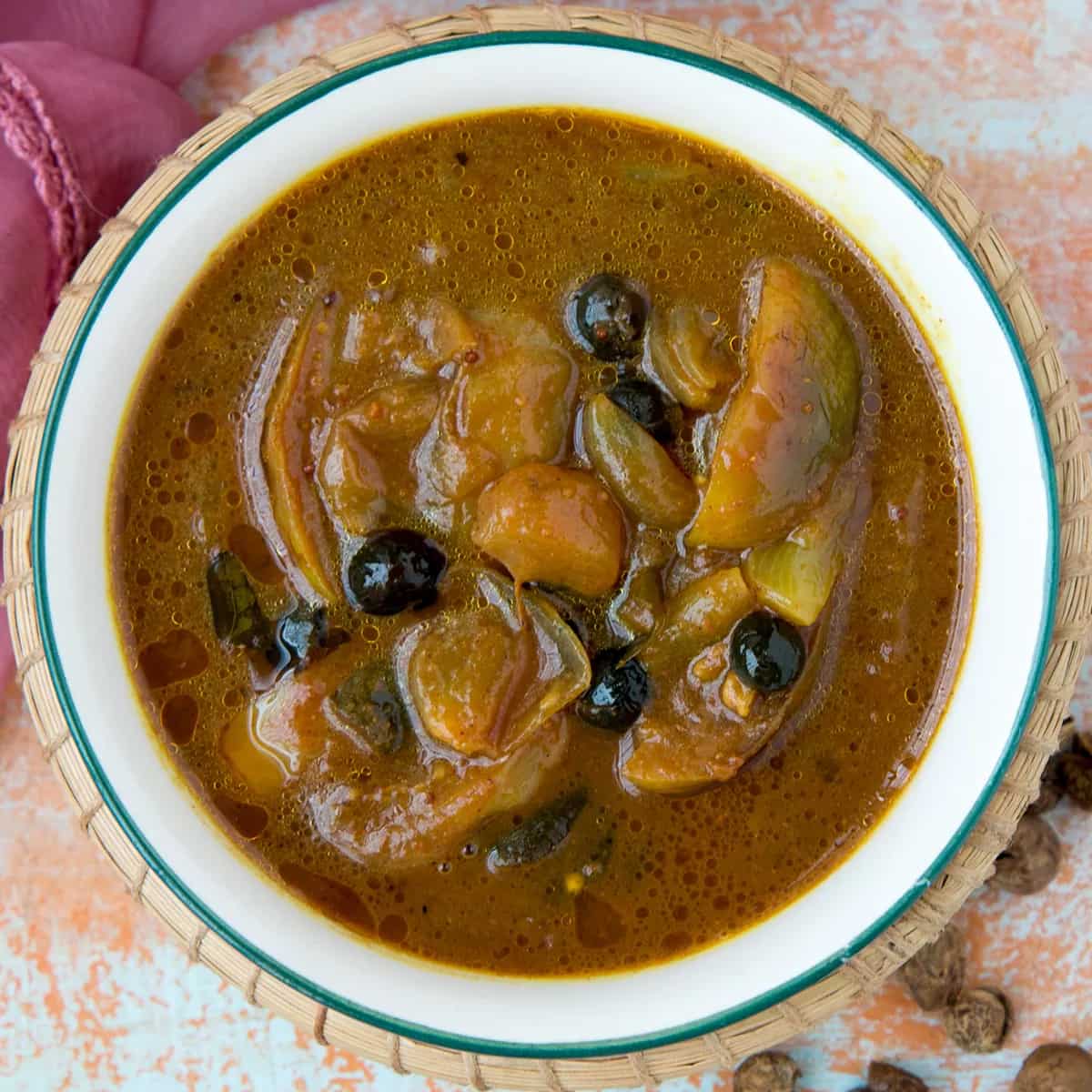 How to make Kathrikai Sindakkai Vathal Kuzhambu Recipe