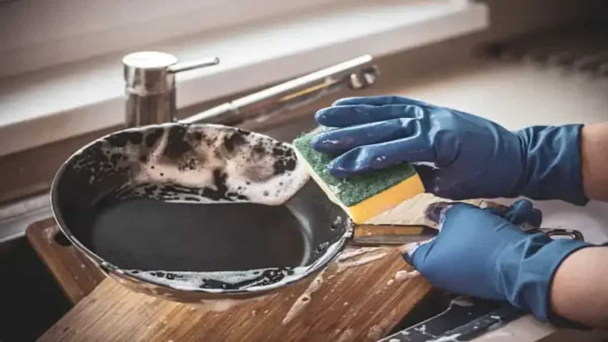 Oil Stains On The Utensils? 5 Easy Tips To Get Rid Of Them 