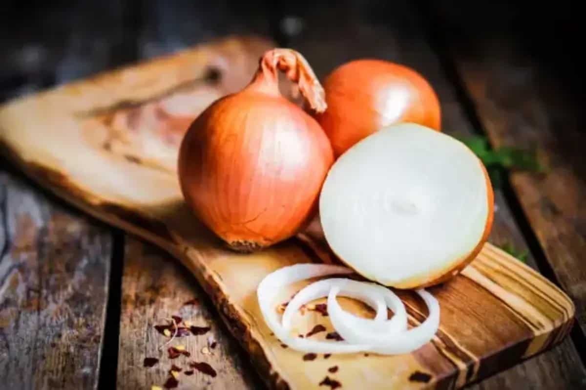 5 Incredible Health Benefits Of Eating Raw Onions