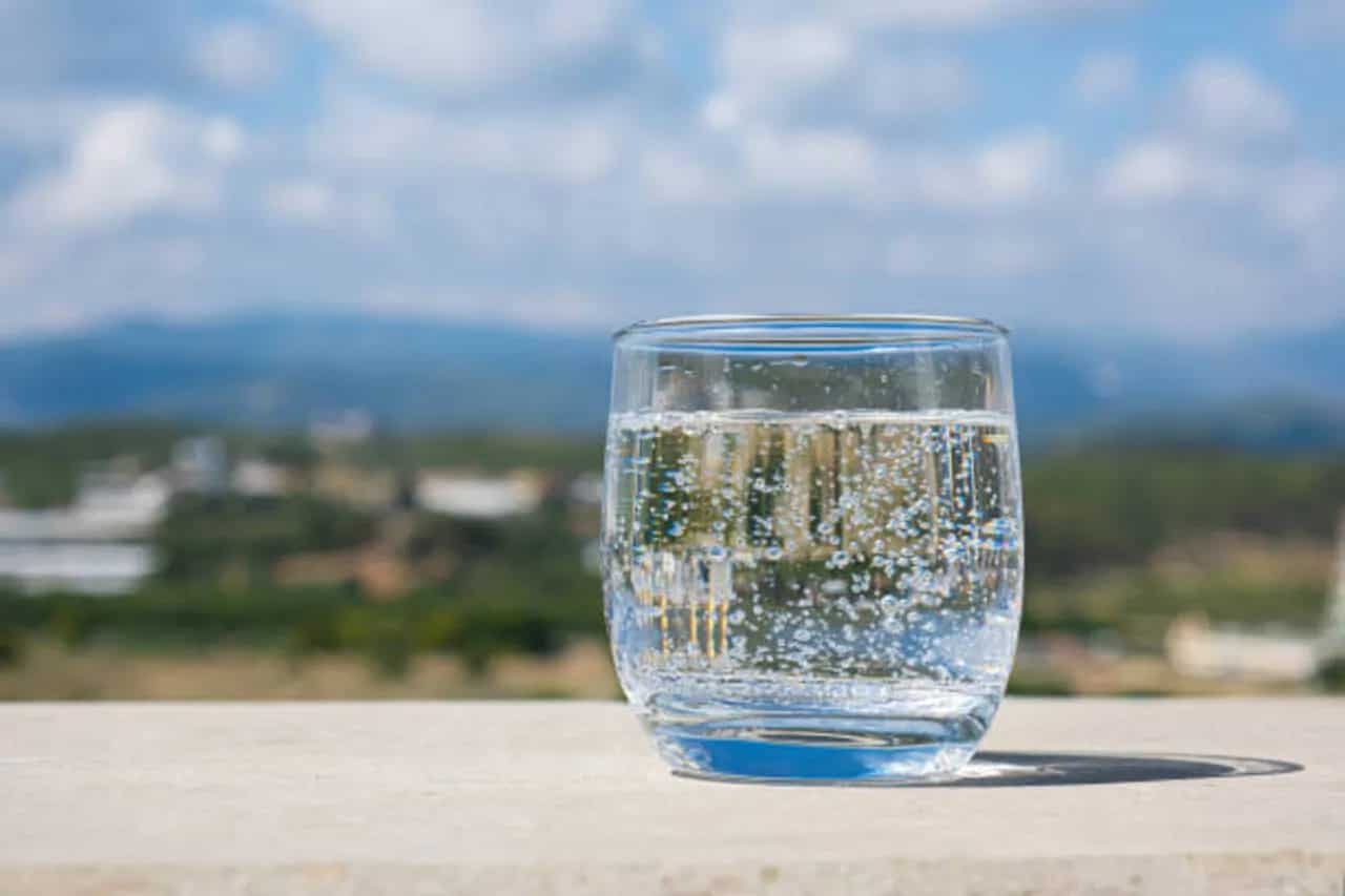 Sparkling Water Vs. Still Water Which Is Better For You?