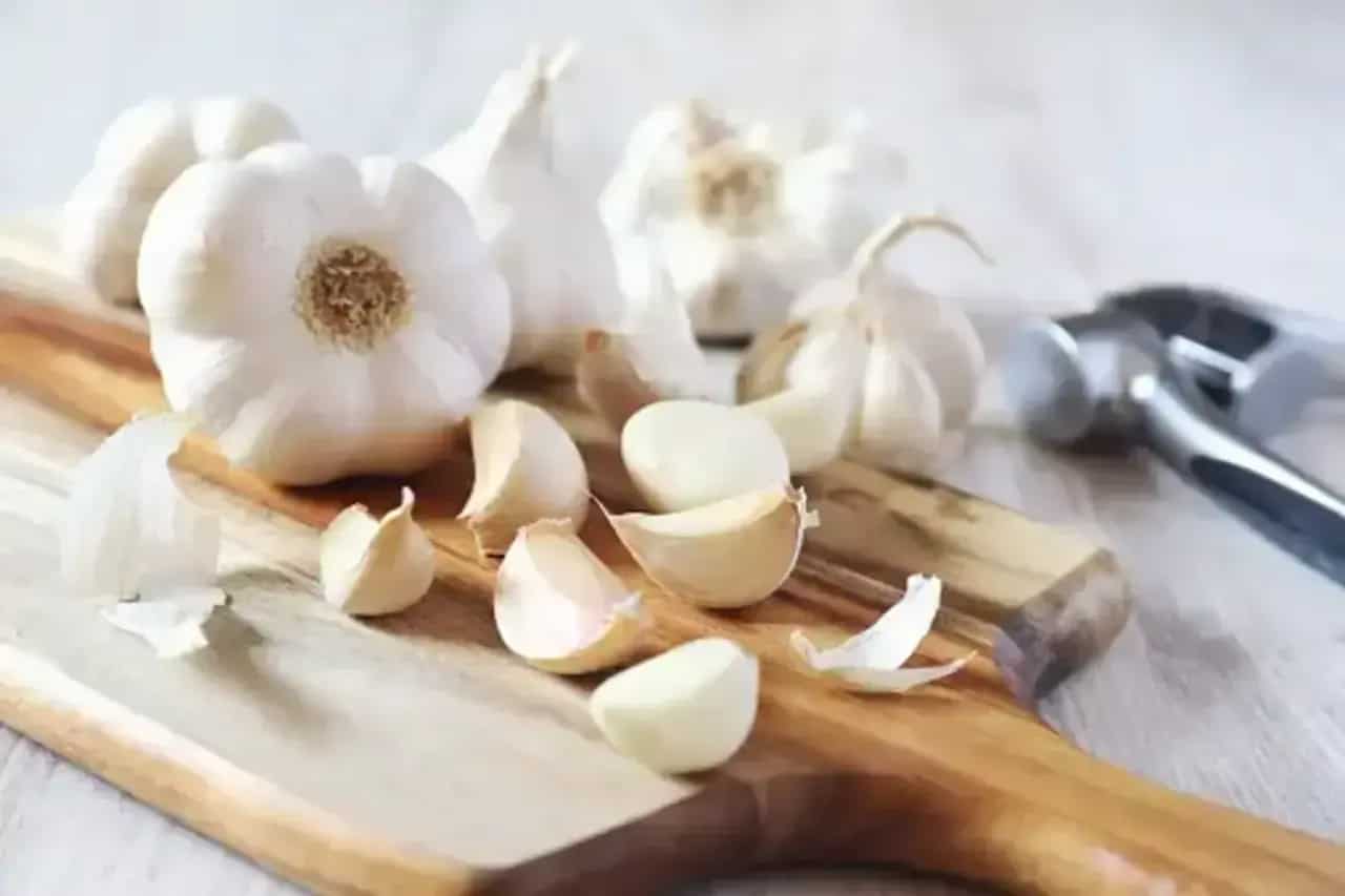 Kitchen Tips: 5 Fool-Proof Ways To Peel Garlic Easily